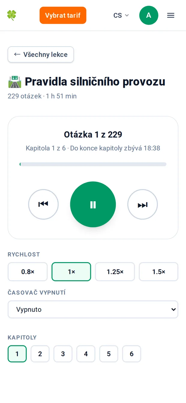 Přehrávaná audiolekce Pravidla silničního provozu, zobrazující Otázku 1 z 229 a Kapitolu 1, s tlačítky rychlosti, časovačem vypnutí a tlačítky kapitol.
