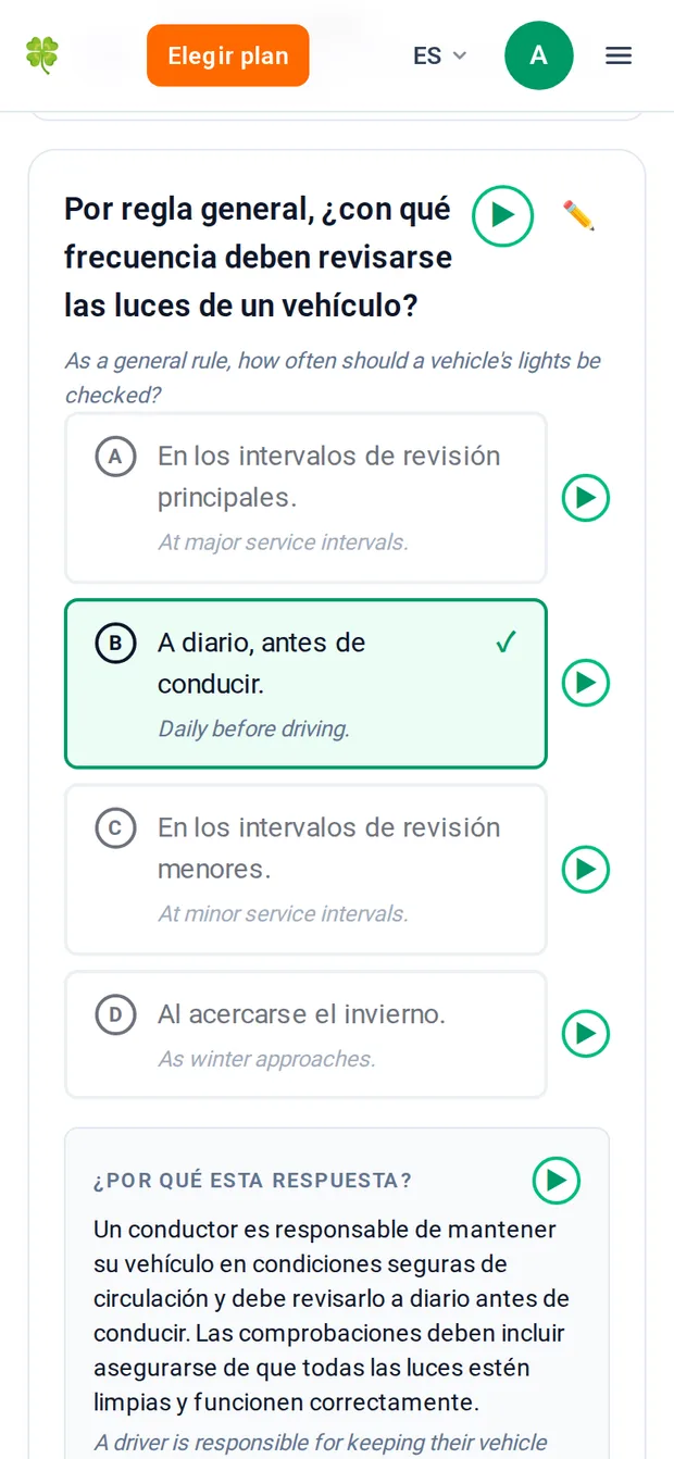 Una pregunta de práctica respondida con la respuesta correcta marcada en verde, botones de reproducción junto a la pregunta y a cada opción de respuesta, y un botón de reproducción junto a la explicación.